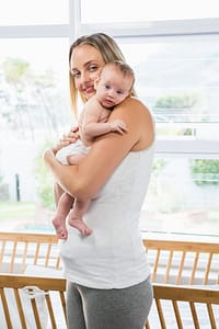 hypnobirthing babymassage duisburg marie sanfte geburt mutter baby im arm halten